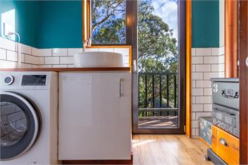 Architecturally-Designed Retreat with Spectacular Views - Christchurch