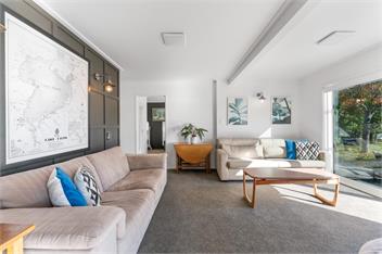 Bayview - Relax in the Hot Tub or Cross the Street to the Lake! - Taupo