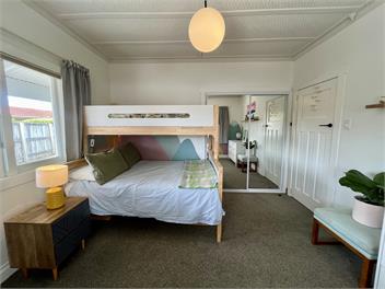 Sunny home with self-contained cabin - Napier