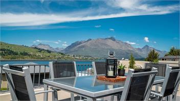Panoramic Peaks: 3BR Home with Lake Vistas - Queenstown
