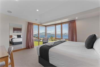 Omaio - TAUPO - Indoor Heated Pool, Spa Pool, Cinema Room, Lake Views - Taupo