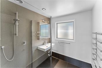 MODERN HILL TOP HOUSE | Amazing Views & Space | Sleeps 10 -