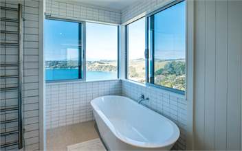 ONETANGI BELLE : Coast and Country - Waiheke Island, Auckland