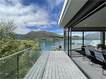 Gorgeous Lakefront 4 bedroom - 4 bathroom home - Queenstown
