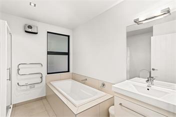 Relax on Snowberry (Bachcare) - Wanaka