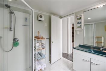 Lake Edge Holiday Home  .  - Rotorua