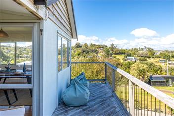 Surfdale Sunspot: Spa Escape Waiheke - Waiheke Island