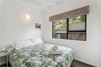 Lake and Mountain Views (Bachcare) - Queenstown
