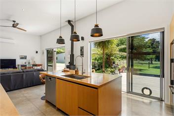 The Grass is Greener Getaway - Private Hot Tub - Whangamata