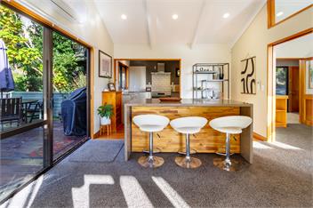 Architecturally-Designed Retreat with Spectacular Views - Christchurch
