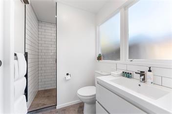 Bayview - Relax in the Hot Tub or Cross the Street to the Lake! - Taupo