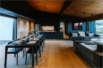 The Brick House | Lake Views | Sleeps 10 - Wanaka