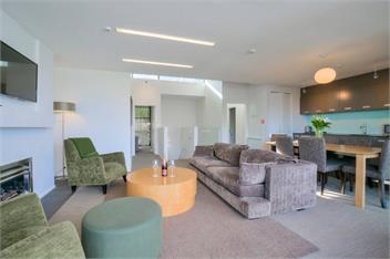 2BR/2BA Terrace Apt - Great Location & Amenities - Queenstown