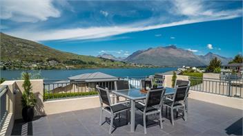 Panoramic Peaks: 3BR Home with Lake Vistas - Queenstown