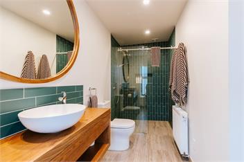 Korari House | Lake Views | Close to Town Centre | Sleeps 10 - Wanaka
