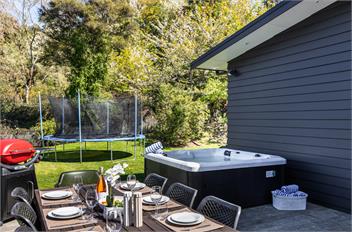 Riverside Retreat - spa pool, table tennis, riverside! - 