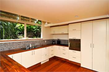 'Beach Views' - Executive Waterfront Holiday Home - Nelson
