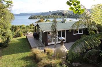 Bach 575 - Lakeside with Boatshed - Bay of Plenty