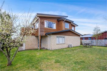 Adventure Sika - Relax on the deck with views - Taupo