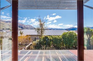 Great for families & groups, walk to town & lake - 