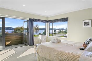Spacious Lakefront Escape - Taupo