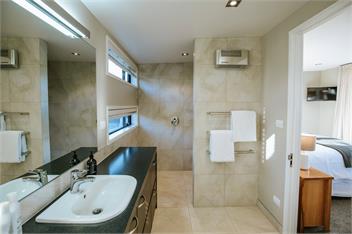 Mt Gold Retreat - Sleeps 8 - Spa Pool - Tennis Court - Wanaka