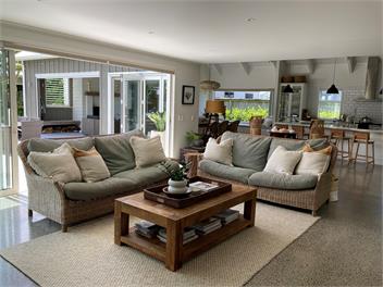 Matarangi Beach Retreat - 5 bdrms, walk to beach, outdoor bath & shower! - Matarangi