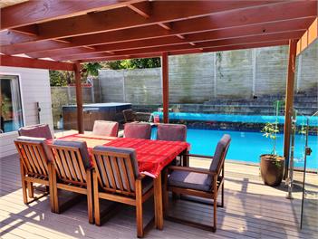 Private Beach Oasis with Heated Pool & Jacuzzi - North Shore, Auckland