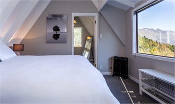 Private Cottage with Hot Tub & Amazing Lake Views - Queenstown