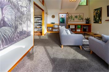 Architecturally-Designed Retreat with Spectacular Views - Christchurch
