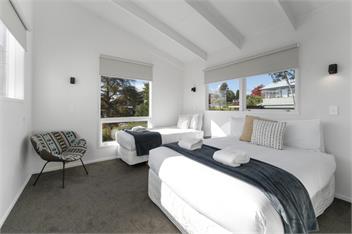 Bayview - Relax in the Hot Tub or Cross the Street to the Lake! - Taupo