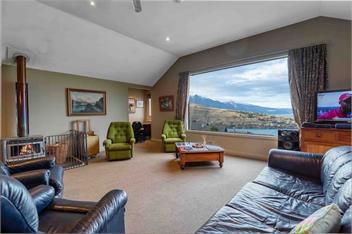 Stunning Lake and Mountain Views - Queenstown