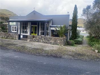 Awakino River Lodge - Coastal Romance - Historic - Spa Pool - Black Sand Beaches - Mokau
