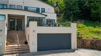 Panoramic Peaks: 3BR Home with Lake Vistas - Queenstown