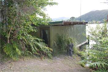 Bach 575 - Lakeside with Boatshed - Bay of Plenty
