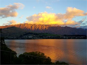 Lakehouse Joela | Prime Location + Luxury Living - Queenstown