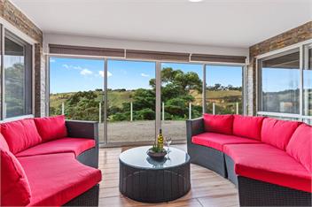 Large Home with Privacy and Views, Sleeps 12 - Melbourne