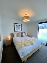 LakeLife Lake Front Apartment - Queenstown