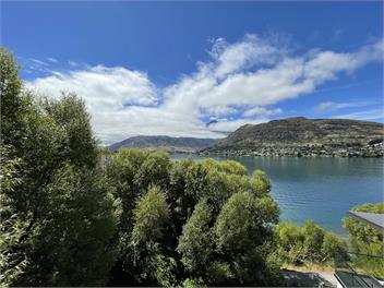 Gorgeous Lakefront 4 bedroom - 4 bathroom home - Queenstown