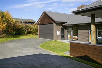 Spacious Lakefront Escape - Taupo