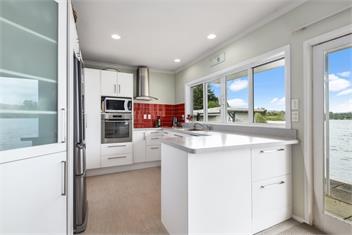 Lake Edge Holiday Home  .  - Rotorua