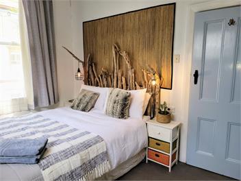 CROOKED MILE COTTAGE - by the sea - Hokitika