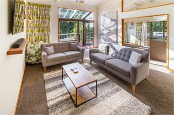 Architecturally-Designed Retreat with Spectacular Views - Christchurch
