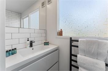 Bayview - Relax in the Hot Tub or Cross the Street to the Lake! - Taupo
