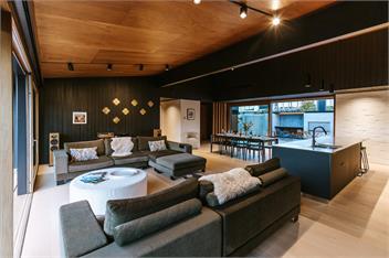 The Brick House | Lake Views | Sleeps 10 - Wanaka