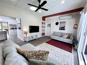 Sunny home with self-contained cabin - Napier