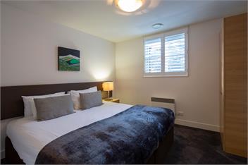 Queenstown Lakefront – 2BR Apt, Balcony & Parking - Queenstown