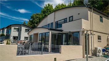 Panoramic Peaks: 3BR Home with Lake Vistas - Queenstown