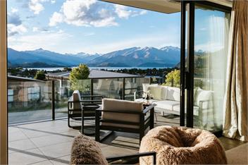 Korari House | Lake Views | Close to Town Centre | Sleeps 10 - Wanaka