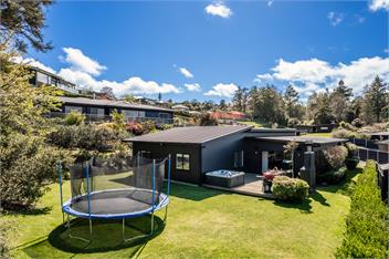 Riverside Retreat - spa pool, table tennis, riverside! - 